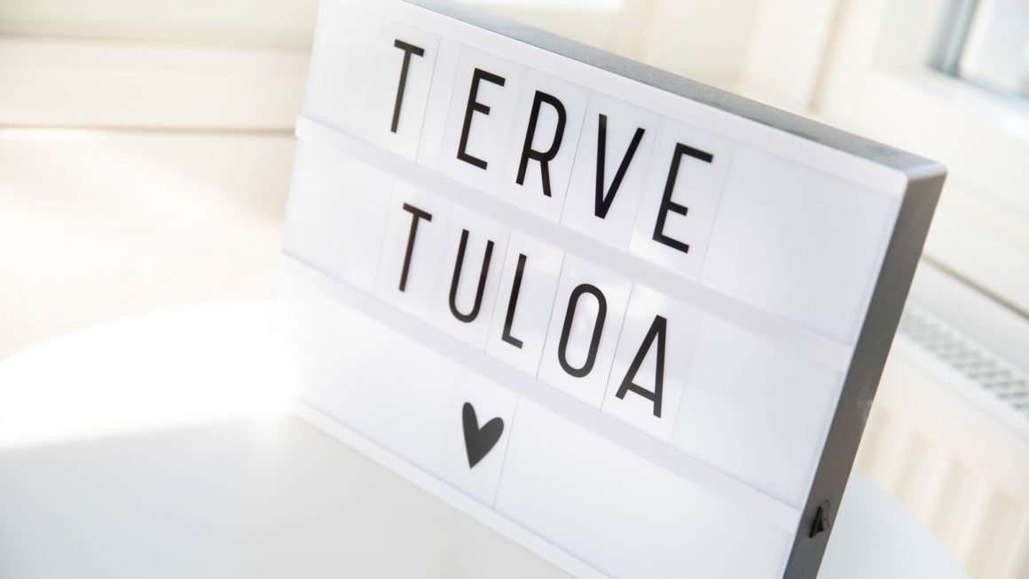 Vuokra-asunnon sisustukseen sopii esimerkiksi Tervetuloa-taulu tai -kyltti, joka toivottaa niin vieraat kuin asunnon vuokralaisetkin tervetulleiksi.