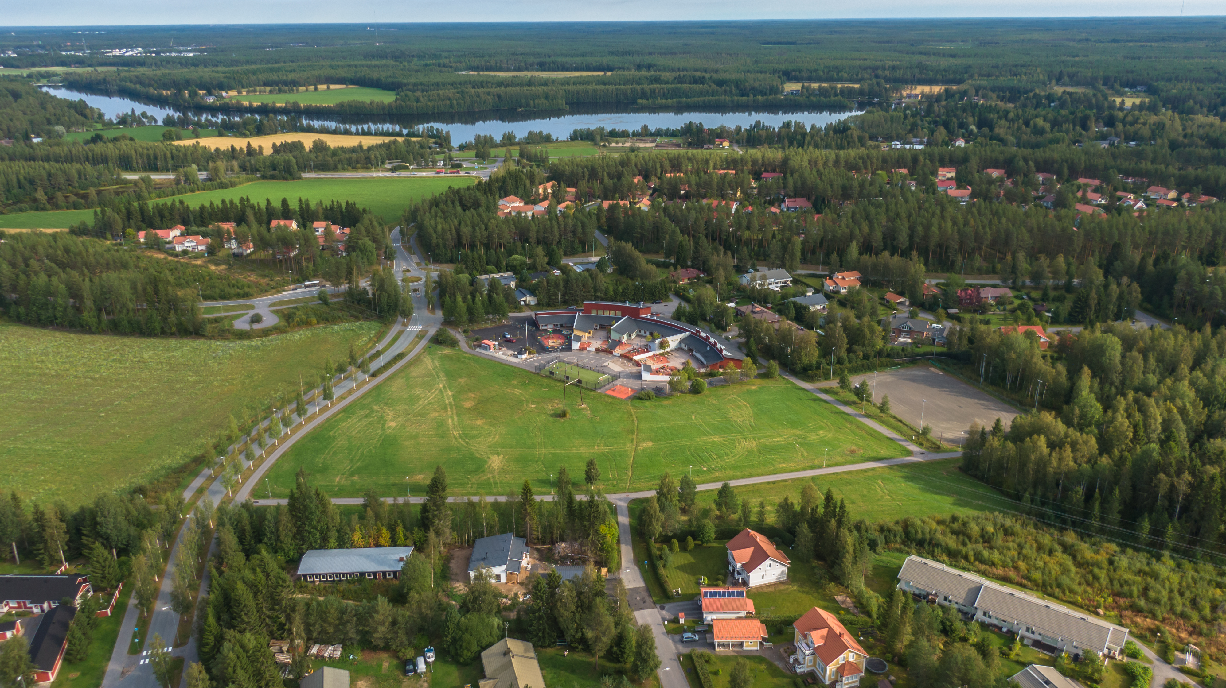Lintuperspektiivistä otettu ilmakuva Oulun Heikkilänkankaalta. Omakotitalojen lisäksi alueella on myös rauhallisia Sivakan vuokra-asuntoja.