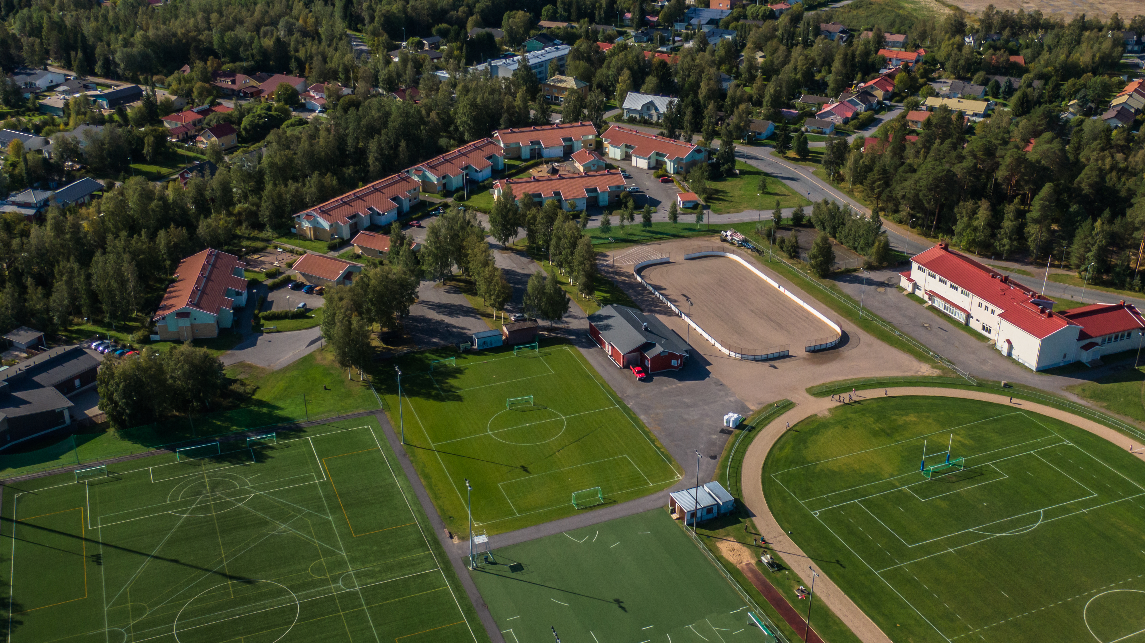 Oulun Pateniemessä lintuperspektiivistä otettu ilmakuva. Vihreitä jalkapallokenttiä ja kaukalo.