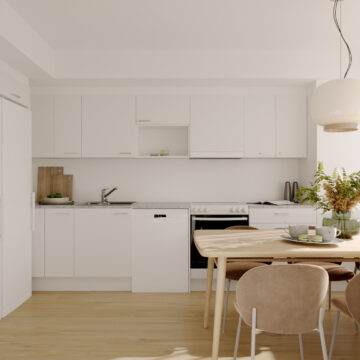 Vaalea keittiö, jossa on ruokapöytä ja nykyaikainen sisustus luonnonmateriaaleilla. Variustelutasossa kokopitkät jääkaappi- ja jääpakastinkaapit, hella ja astianpesukone.