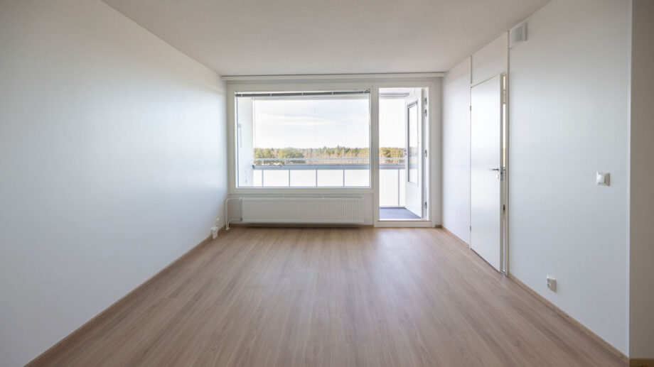 Olohuone, ikkuna ja parvekkeen ovi