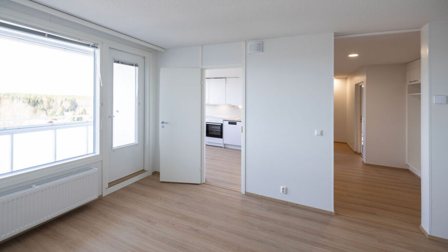 Olohuone, näkymä keittiöön ja käytävälle