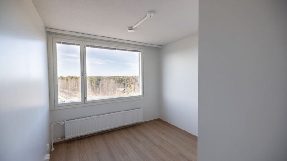 Makuuhuone, ikkuna ja tuuletusikkuna