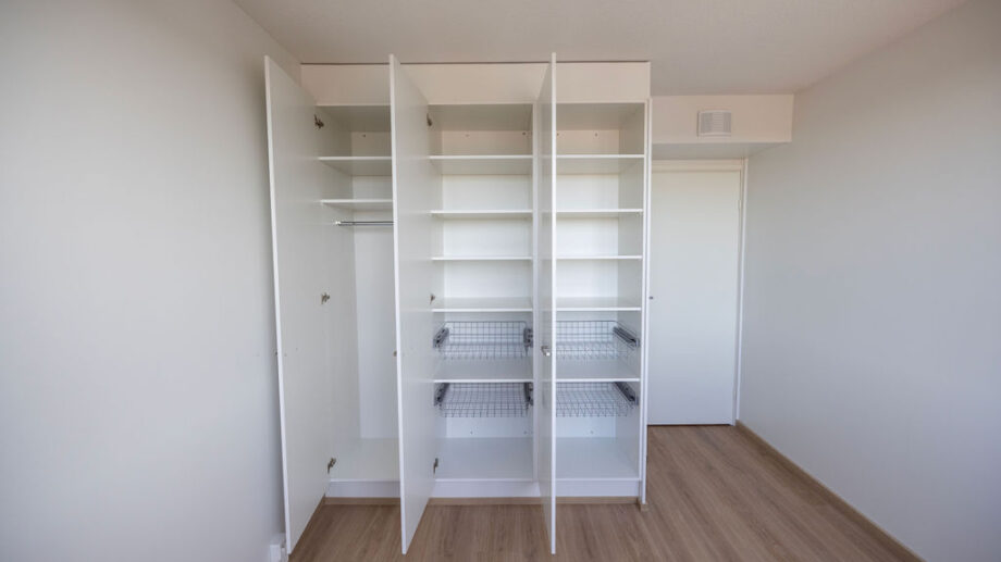 Makuuhuone, kaapistot avattuina