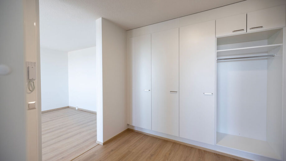 Eteinen, kaapistot toisesta kulmasta ja osin näkymä olohuoneeseen