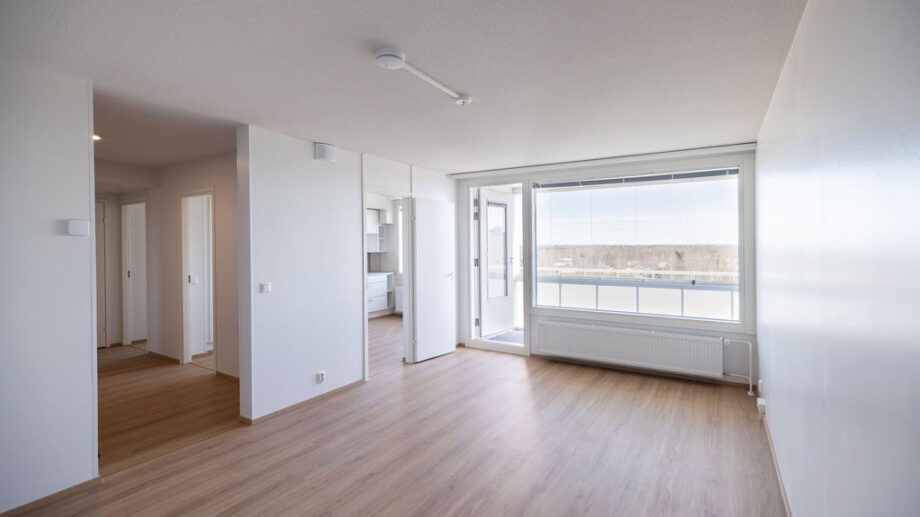 Olohuone, näkymä parvekkeelle, keittiöön ja eteiseen