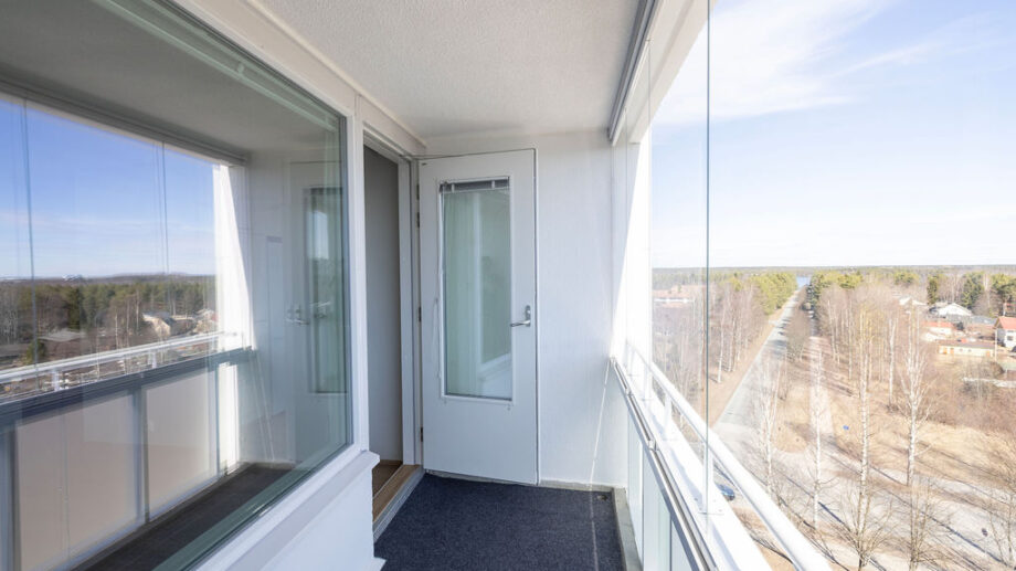 Parveke ja näkymä ulos