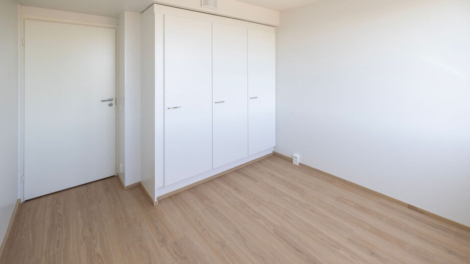 Makuuhuone, kaapistot ja ovi