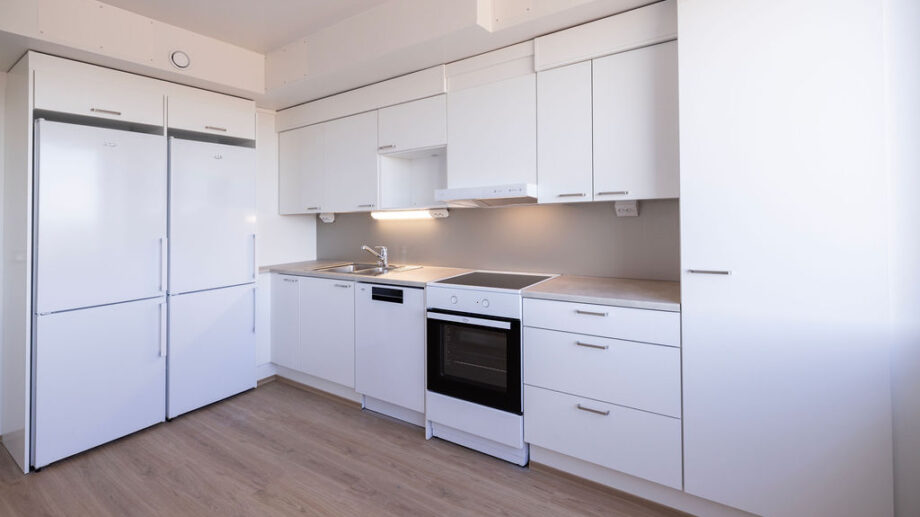 Keittiö, jääkaapit ja liesi