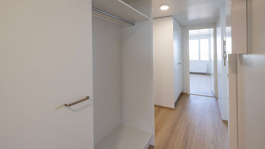 Eteinen, vaatesäilytys ja näkymä keittiöön