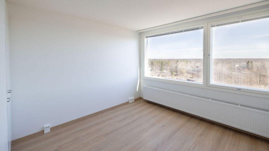 Olohuone, isot ikkunat, näkymä ulos