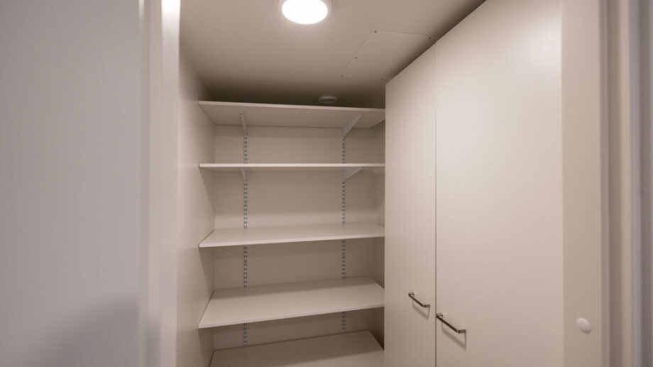 Vaatehuone, jossa kaappi ja seinähyllyjä