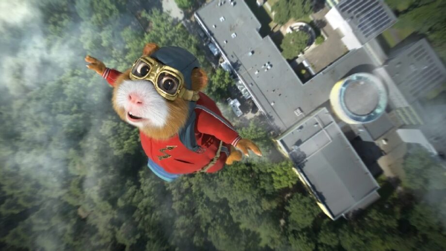 Piirroshahmo, hamsteria muistuttava supersankaripukuinen eläin, syöksyy ilmalennossa kaupungin yläpuolella kohti maata.