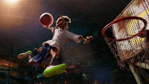 Animoitu vuohi pelaa koripalloa ja donkkaa pallon ilmasta hämärällä ulkokentällä, ketjuverkollisen korirenkaan yläpuolella.