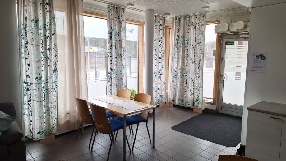 Ruokailutila ikkunan äärellä.