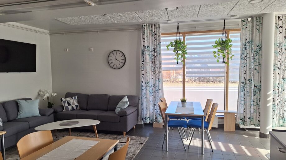 Olohuone ja ruokailutila suurilla ikkunoilla.