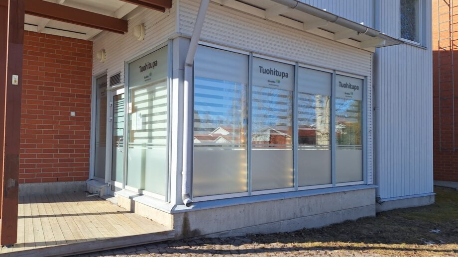 Asukastila ulkoa kuvattuna, entinen liikekiinteistö, jossa ikkunat teipattuna maitolasikalvoilla.