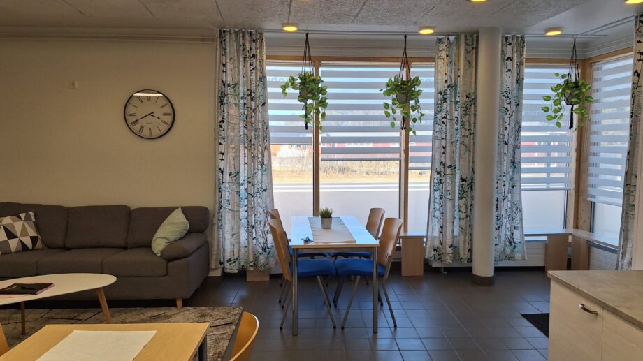 Valoisa ruokailutila ja suuret ikkunat.