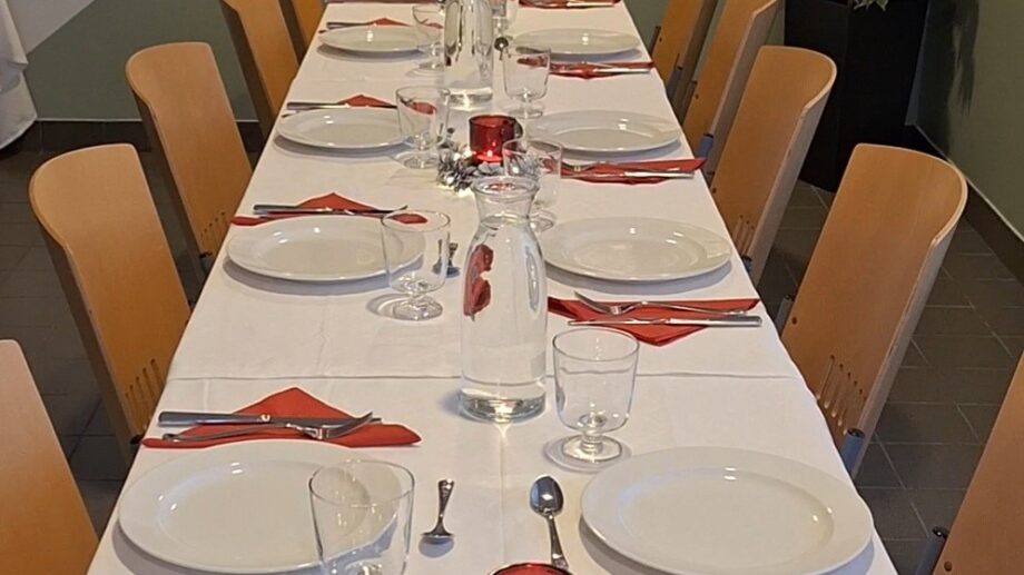 Ruokapöytä katettuna usealle hengelle.